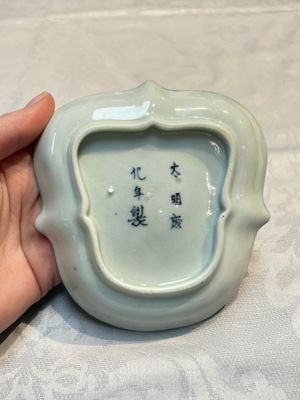 Three Japanese Arita blue and white ‘Van Frytom’ cups and four shield-shaped saucers, Ming and Chenghua mark, ca. 1700 — photo 2