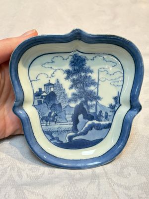 Three Japanese Arita blue and white ‘Van Frytom’ cups and four shield-shaped saucers, Ming and Chenghua mark, ca. 1700 — photo 3