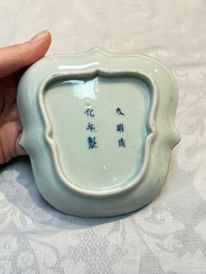 Three Japanese Arita blue and white ‘Van Frytom’ cups and four shield-shaped saucers, Ming and Chenghua mark, ca. 1700 — photo 4