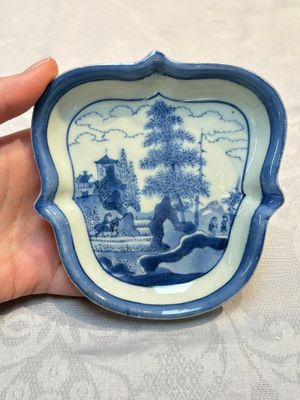 Three Japanese Arita blue and white ‘Van Frytom’ cups and four shield-shaped saucers, Ming and Chenghua mark, ca. 1700 — photo 5