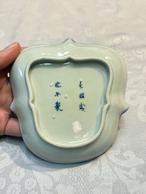 Three Japanese Arita blue and white ‘Van Frytom’ cups and four shield-shaped saucers, Ming and Chenghua mark, ca. 1700 — photo 6