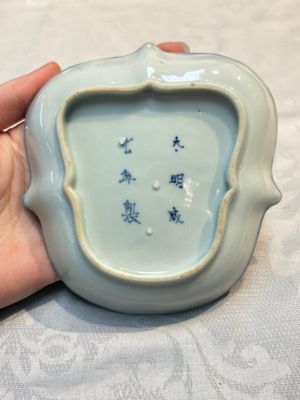 Three Japanese Arita blue and white ‘Van Frytom’ cups and four shield-shaped saucers, Ming and Chenghua mark, ca. 1700 — photo 8