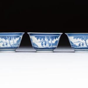 Three Japanese Arita blue and white ‘Van Frytom’ cups and four shield-shaped saucers, Ming and Chenghua mark, ca. 1700 — photo 4