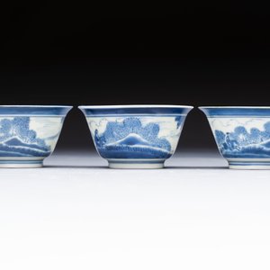Three Japanese Arita blue and white ‘Van Frytom’ cups and four shield-shaped saucers, Ming and Chenghua mark, ca. 1700 — photo 7