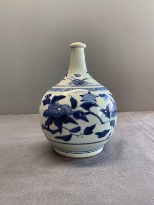 Three Japanese blue and white Arita 'birds among flowering branches' pharmacy bottles, Edo, 18th C. — photo 13