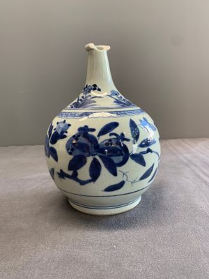 Three Japanese blue and white Arita 'birds among flowering branches' pharmacy bottles, Edo, 18th C. — photo 15