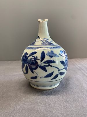 Three Japanese blue and white Arita 'birds among flowering branches' pharmacy bottles, Edo, 18th C. — photo 16