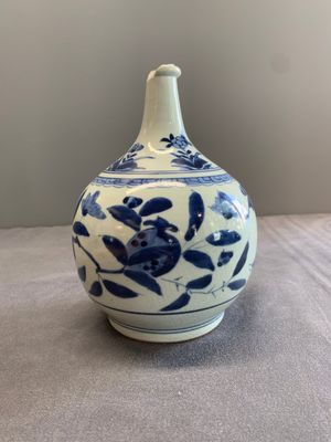 Three Japanese blue and white Arita 'birds among flowering branches' pharmacy bottles, Edo, 18th C. — photo 17