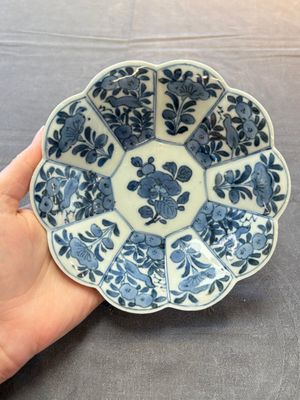 Three Japanese blue and white flower-shaped plates and a 'fisherman' dish, Edo, 17/18th C. — photo 11