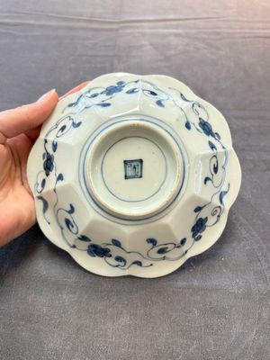 Three Japanese blue and white flower-shaped plates and a 'fisherman' dish, Edo, 17/18th C. — photo 12