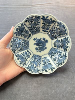 Three Japanese blue and white flower-shaped plates and a 'fisherman' dish, Edo, 17/18th C. — photo 13