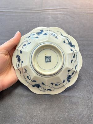 Three Japanese blue and white flower-shaped plates and a 'fisherman' dish, Edo, 17/18th C. — photo 14