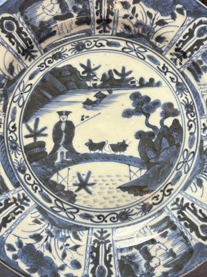 Three Japanese blue and white flower-shaped plates and a 'fisherman' dish, Edo, 17/18th C. — photo 2