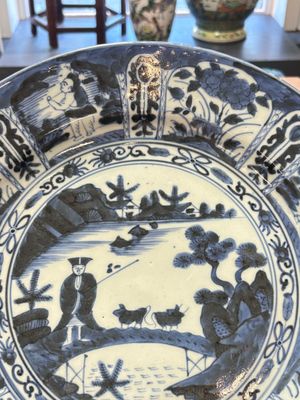 Three Japanese blue and white flower-shaped plates and a 'fisherman' dish, Edo, 17/18th C. — photo 3