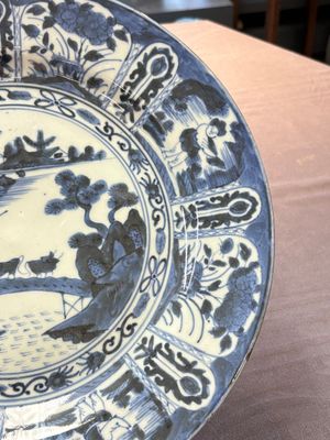 Three Japanese blue and white flower-shaped plates and a 'fisherman' dish, Edo, 17/18th C. — photo 4
