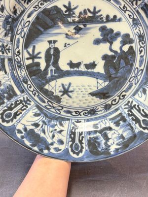 Three Japanese blue and white flower-shaped plates and a 'fisherman' dish, Edo, 17/18th C. — photo 5