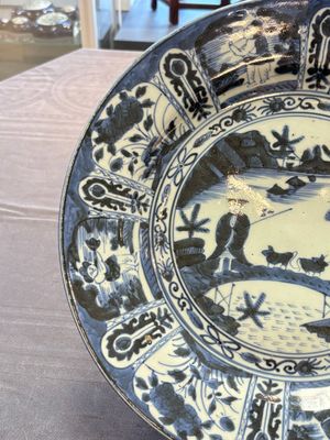 Three Japanese blue and white flower-shaped plates and a 'fisherman' dish, Edo, 17/18th C. — photo 6