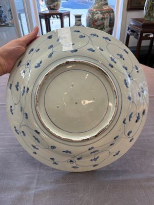Three Japanese blue and white flower-shaped plates and a 'fisherman' dish, Edo, 17/18th C. — photo 7