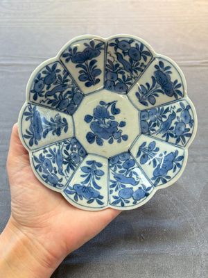 Three Japanese blue and white flower-shaped plates and a 'fisherman' dish, Edo, 17/18th C. — photo 9