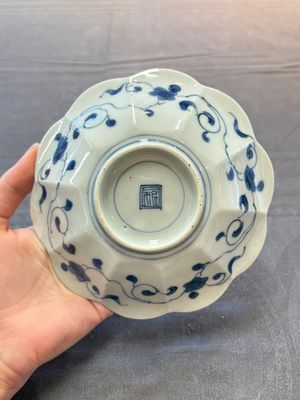 Three Japanese blue and white flower-shaped plates and a 'fisherman' dish, Edo, 17/18th C. — photo 10