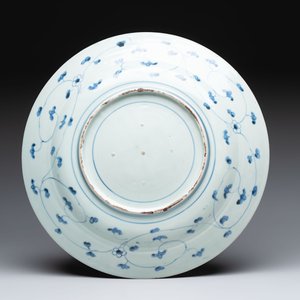 Three Japanese blue and white flower-shaped plates and a 'fisherman' dish, Edo, 17/18th C. — photo 3