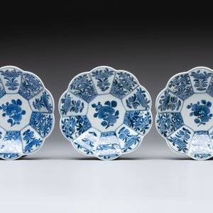 Three Japanese blue and white flower-shaped plates and a 'fisherman' dish, Edo, 17/18th C. — photo 4