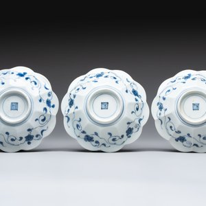 Three Japanese blue and white flower-shaped plates and a 'fisherman' dish, Edo, 17/18th C. — photo 5
