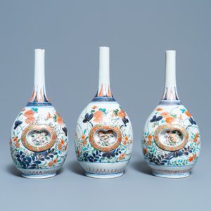 Three Japanese Imari bottle vases with molded panels, Edo, 17/18th C. — photo 3