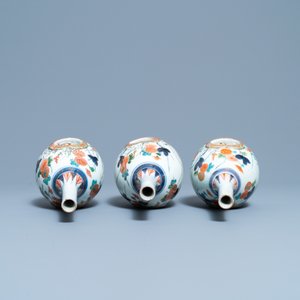 Three Japanese Imari bottle vases with molded panels, Edo, 17/18th C. — photo 5