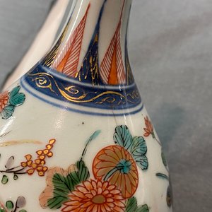 Three Japanese Imari bottle vases with molded panels, Edo, 17/18th C. — photo 9