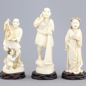 Three Japanese ivory carved okimono, Meiji, 19th C. — 照片 1