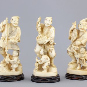 Three Japanese ivory carved okimono of fishermen with their son, Meiji, 19th C. — photo 1