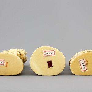 Three Japanese ivory carved okimono of fishermen with their son, Meiji, 19th C. — photo 6
