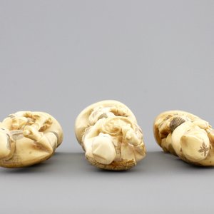 Three Japanese ivory carved okimono of fishermen with their son, Meiji, 19th C. — photo 7