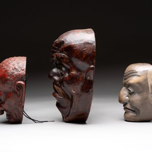 Three Japanese lacquered wooden Kyogen masks, Edo, 18/19th C. — foto 2
