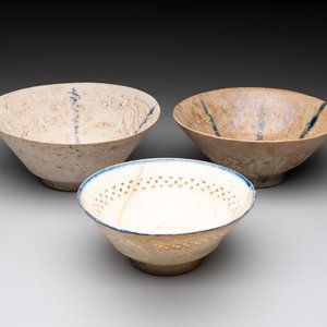 Three Kashan blue and white pierced pottery bowls, Iran, 12/13th C. — foto 1