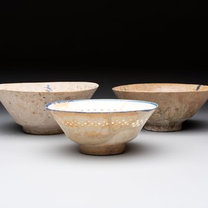 Three Kashan blue and white pierced pottery bowls, Iran, 12/13th C. — foto 2