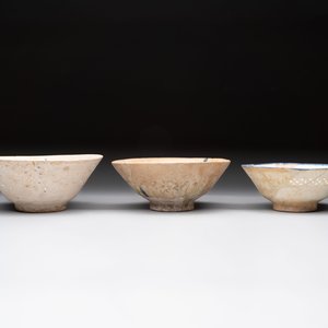 Three Kashan blue and white pierced pottery bowls, Iran, 12/13th C. — foto 3