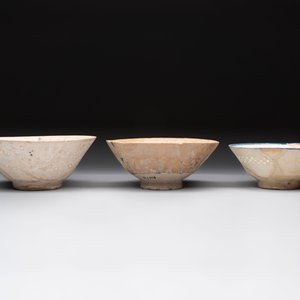 Three Kashan blue and white pierced pottery bowls, Iran, 12/13th C. — foto 4
