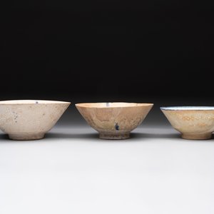 Three Kashan blue and white pierced pottery bowls, Iran, 12/13th C. — foto 5