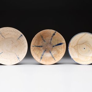 Three Kashan blue and white pierced pottery bowls, Iran, 12/13th C. — foto 6