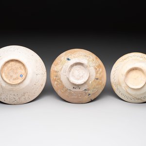 Three Kashan blue and white pierced pottery bowls, Iran, 12/13th C. — foto 7