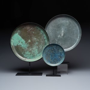 Three Khmer bronze offering dishes, Angkor Wat period, Cambodia, 12/13th C. — foto 1