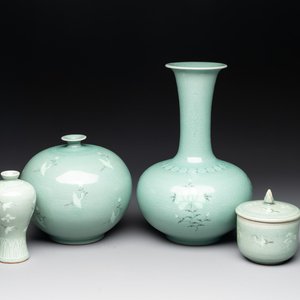 Three Korean celadon-glazed vases and a covered bowl, 20th C. — 照片 1
