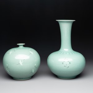 Three Korean celadon-glazed vases and a covered bowl, 20th C. — 照片 3