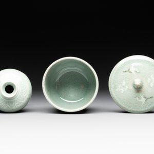 Three Korean celadon-glazed vases and a covered pot, 20th C. — photo 8