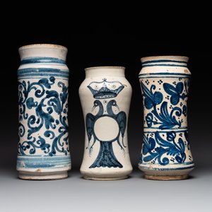 Three large blue and white pottery albarelli, Spain, 17th C. — photo 1