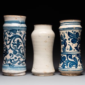Three large blue and white pottery albarelli, Spain, 17th C. — photo 2