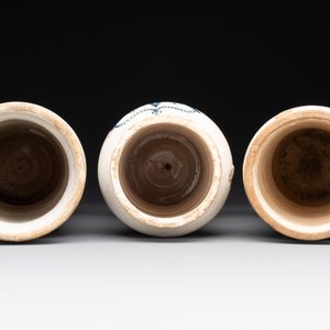Three large blue and white pottery albarelli, Spain, 17th C. — photo 3