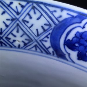 Three large Chinese blue and white bowls, Kangxi — photo 19